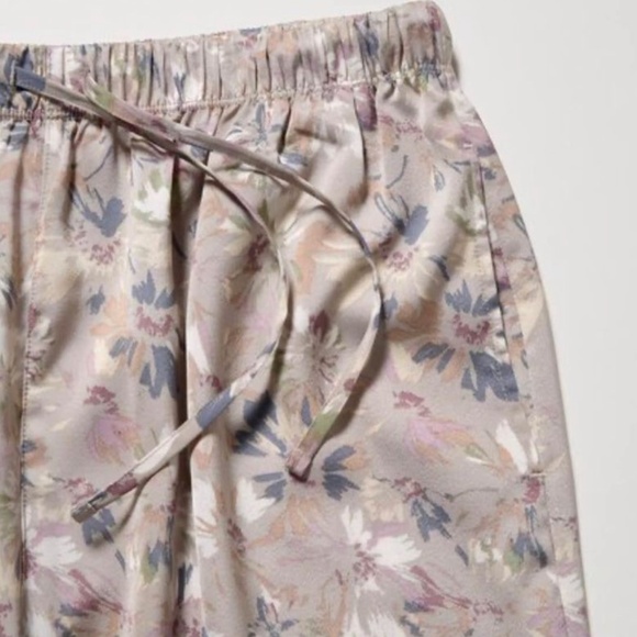 UNIQLO Set of SATIN DRAPE STRAIGHT PANTS and CAMISOLES - Picture 3 of 8